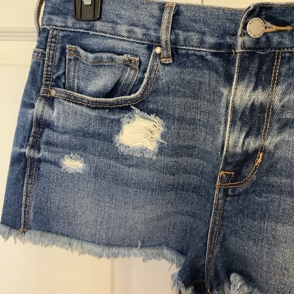 Bullhead women’s denim distressed high rise cut off shorts. Size 28 - Picture 4 of 7